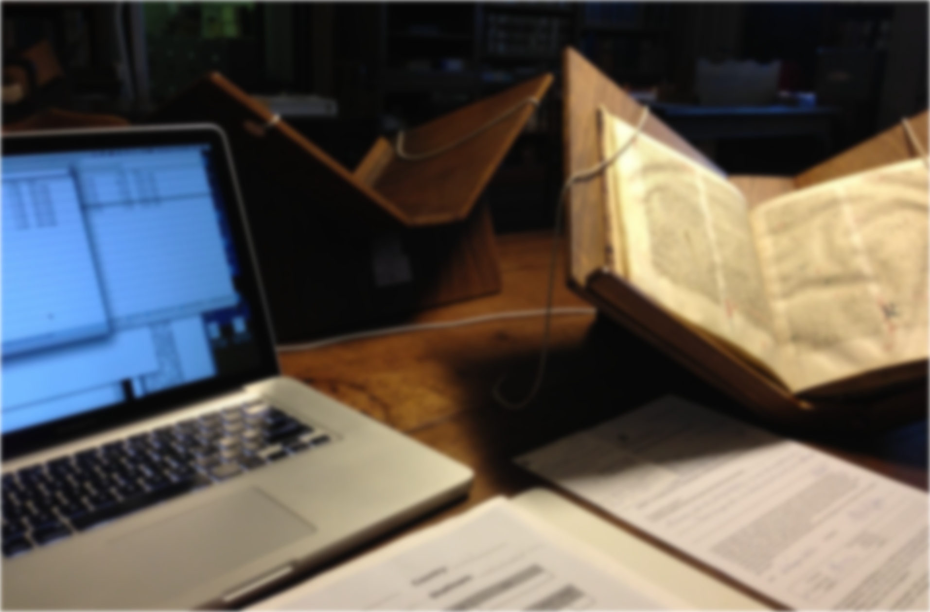 Layout: Header Image (Vertical)